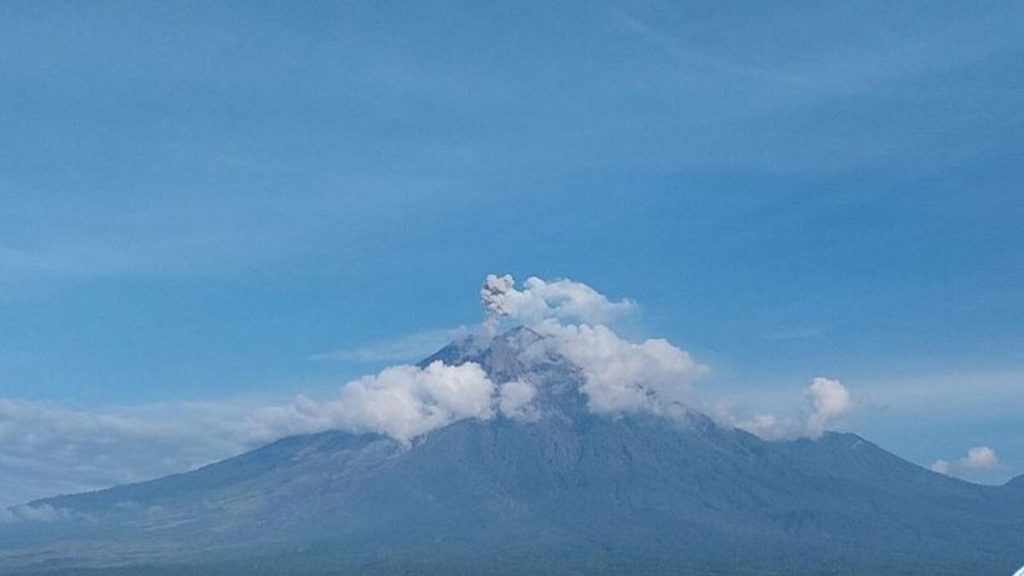 Semeru Erupsi