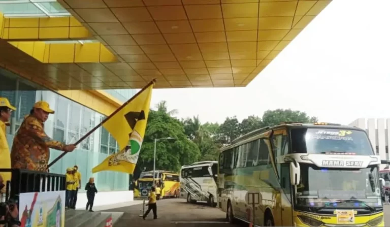 Ketum Golkar Berangkatkan Ratusan Peserta Mudik Gratis Lebaran 2024