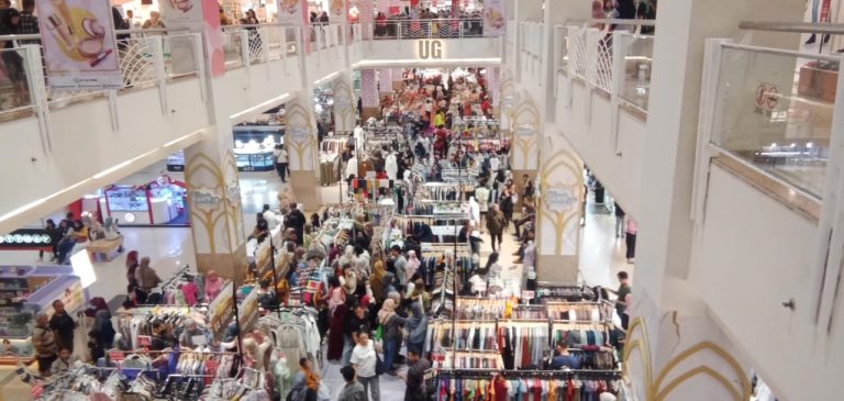 THR Cair, Warga Surabaya Berbondong-bondong Berburu Baju Baru