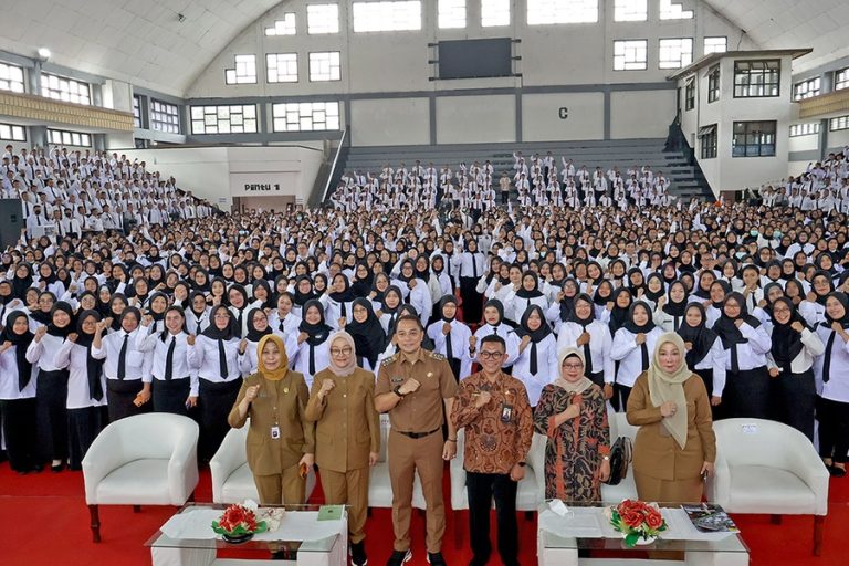 Eri Cahyadi Serahkan SK Pengangkatan 2.086 PPPK, Ini Pesan Wali Kota