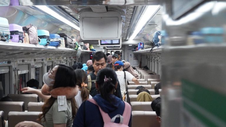 Hari Pertama Idul Fitri, KAI Commuter Wilayah 8 Surabaya Layani 29.381 orang Pengguna