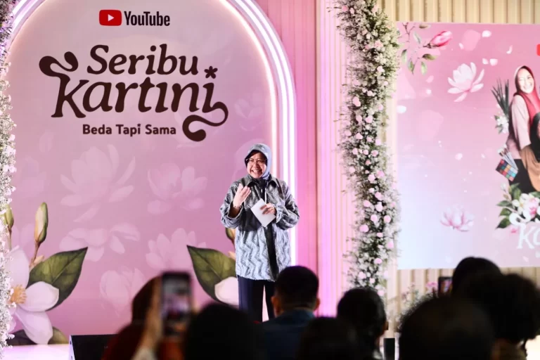 Menteri Sosial Tri Rismaharini saat menghadiri acara Youtube bertajuk Seribu Kartini di Jakarta, Jumat (19/4/2024).