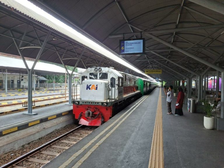 Ketepatan Waktu KA Berangkat di Daop 8 Selama Angkutan Lebaran 2024 100 Persen
