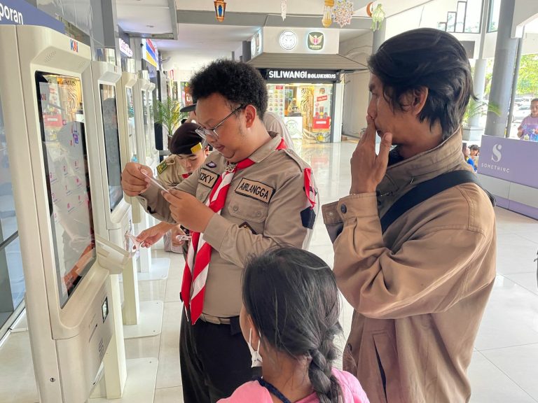 Kontribusi Relawan Komunitas Railfans dan Pramuka Surabaya, Sukseskan Angkutan Lebaran 2024