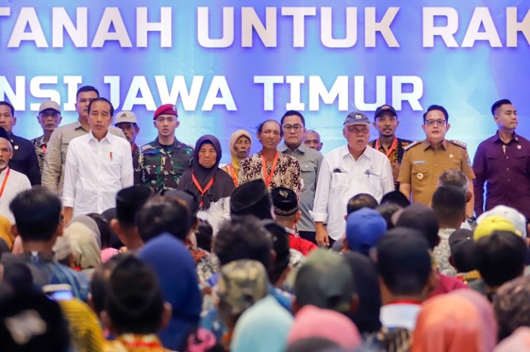 Presiden Jokowi Serahkan10.323 Sertipikat Tanah Elektronik Untuk Warga di Banyuwangi