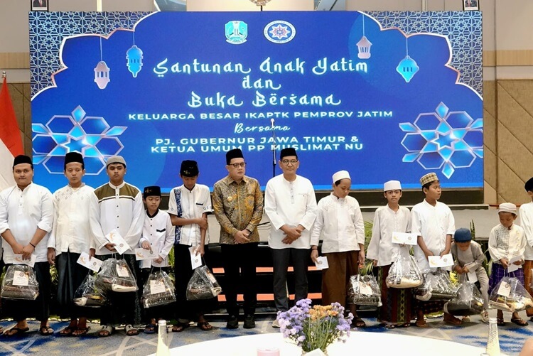 Pj Gubernur Jatim Adhy Apresiasi Santunan Anak Yatim IKAPTK Jatim