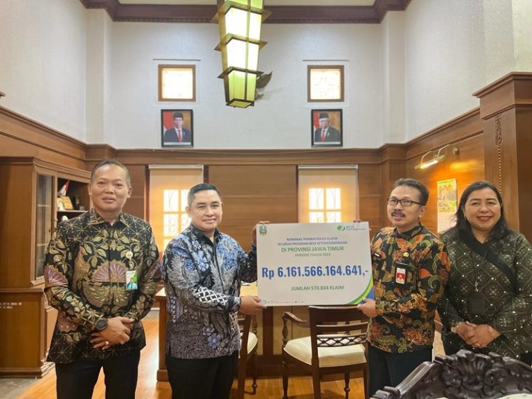 Safari Ramadan, Dewas BPJamsostek Dorong Pemprov Jatim Lindungi Penyelenggara Pilkada 2024