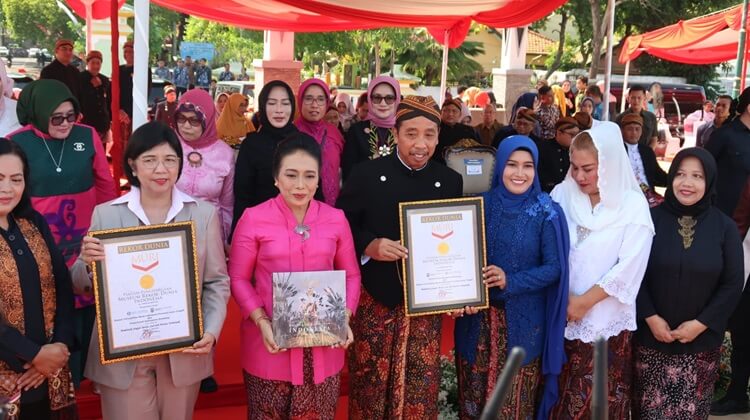 1.000 Milenial Membatik jadi Rekor Muri ke-7 Pemkab Rembang