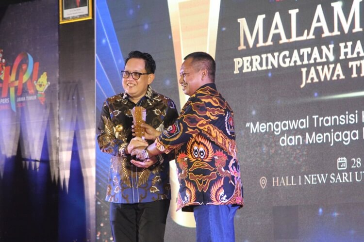 Pj Gubernur Jatim Raih PWI Jatim Award 2024, Lutfil Hakim: Penghargaan Tertinggi PWI Jatim