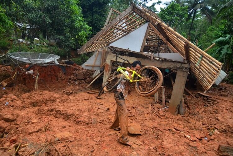 Sistem Peringatan Tanah Longsor