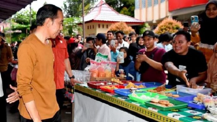 Presiden Jokowi Ngabuburit Berburu Takjil