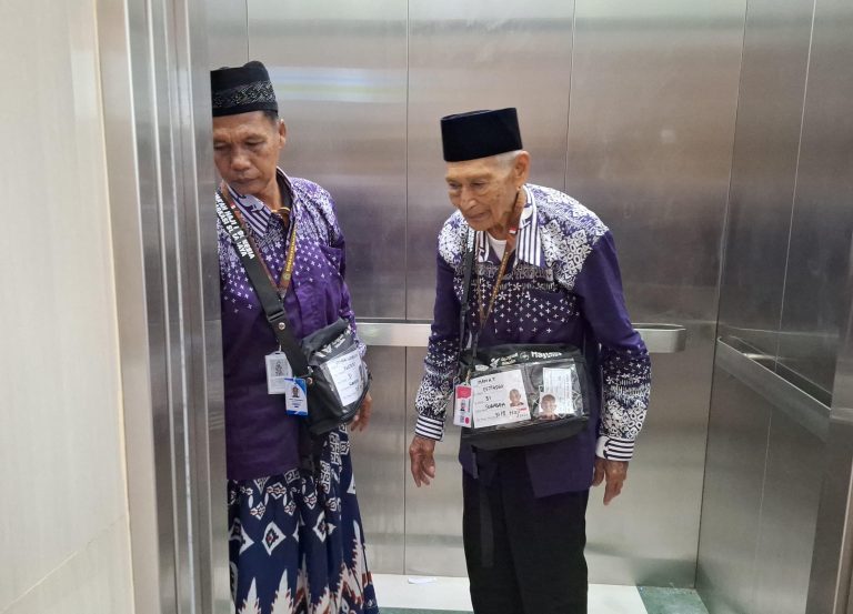Kisah Haru Mbah Imam Kartam Taselim, Jemaah Haji Tertua yang Penuh Semangat.