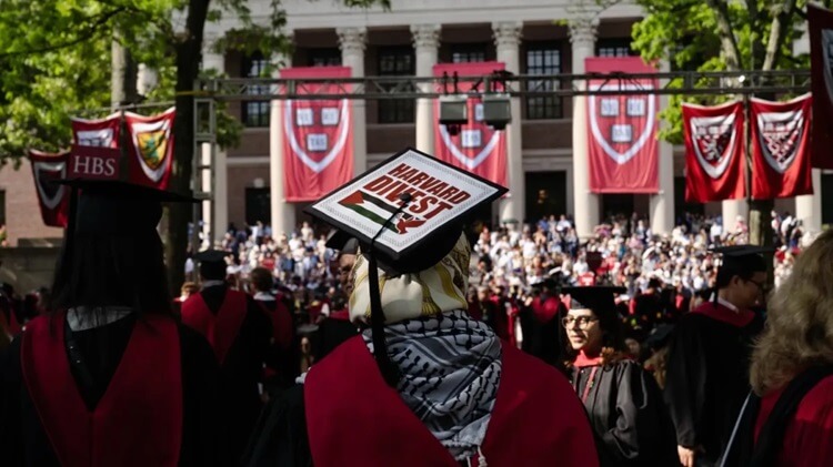 Wisudawan Harvard Walkout