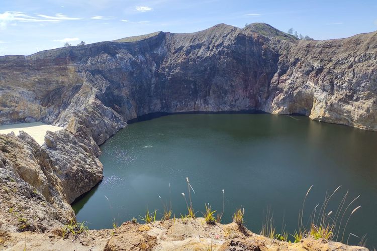Gunung Kelimutu Waspada