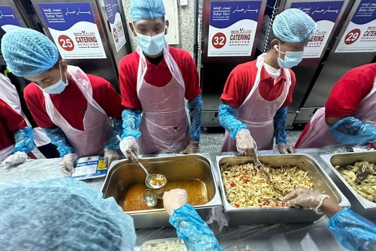 Jemaah Haji Disuguhi Hidangan Khas Indonesia Selama di Tanah Suci