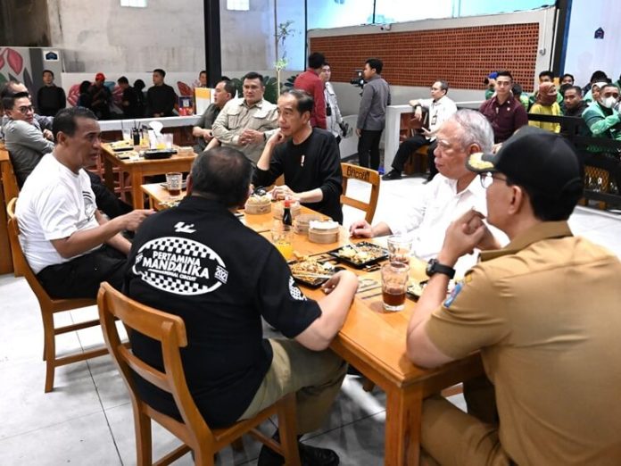 Jokowi Santap Mi Mataram