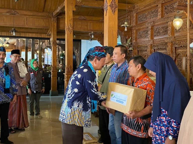 Peringati Hari Buruh, Pekerja Disabilitas di Magetan Dapat Sembako dari BPJamsostek