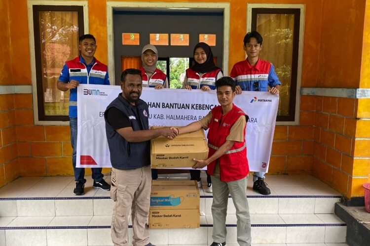 pertamina bagikan masker
