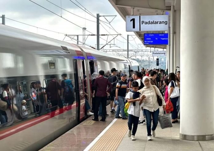 Penumpang Kereta Melonjak