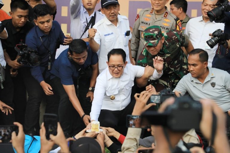 Pj Gubernur Adhy Potong Tumpeng dan Komitmen Teruskan Usulan ke Pemerintah Pusat