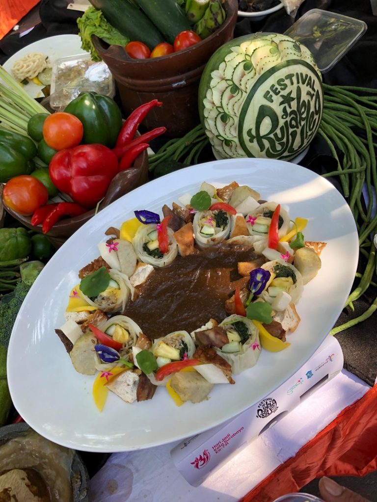 Rujak Sushi Mengantarkan Mercure Surabaya Grand Mirama Menjadi Pemenang di Festival Rujak Uleg