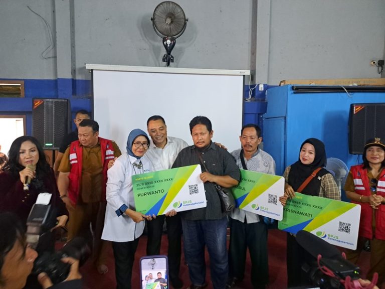 Walikota Surabaya serahkan Kartu BPJamsostek ke Pedagang SWK di Kec Gubeng