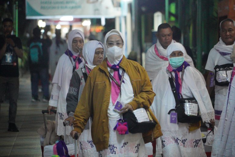 Persiapan Matang, Jemaah Haji Gelombang II Langsung Pakai Ihram Menuju Bandara Juanda