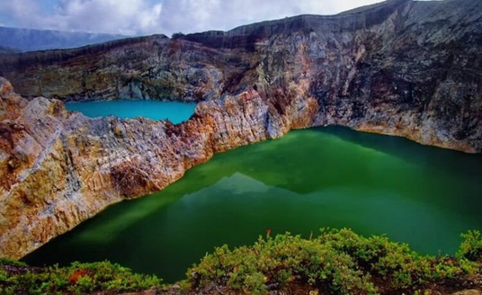 Gunung Kelimutu Waspada