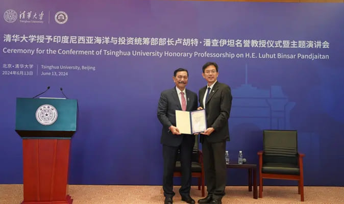 Menko Luhut Terima Gelar Profesor Kehormatan