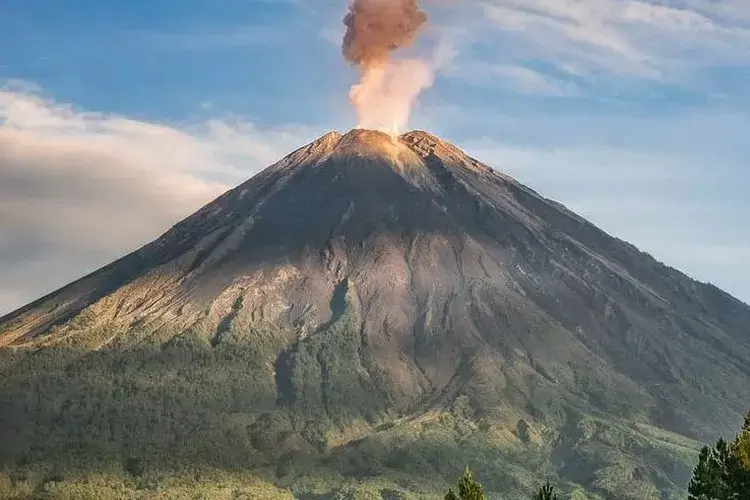 Gunung Semeru erupsi