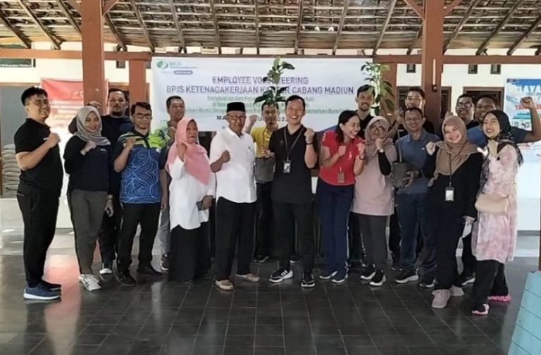 Employee Volunteering, Karyawan BPJS Ketenagakerjaan Madiun Tanam Bibit Alpukat
