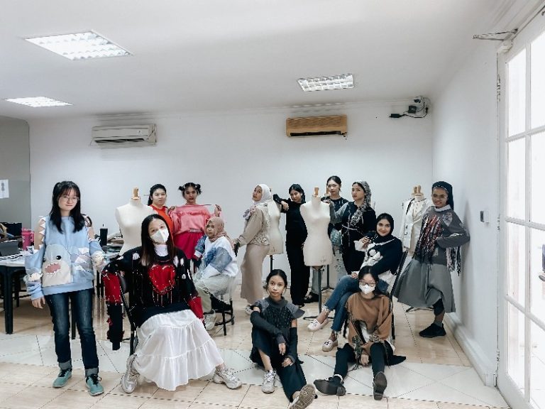 Sweater Rework di ESMOD Jakarta Dukung Tren Fashion Ramah Lingkungan