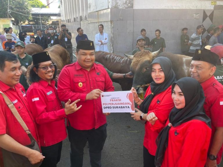 Hari Raya Idul Adha, 3 Pilar PDIP Surabaya Gotong Royong Potong 15 Kurban Sapi di RPH Pegirian