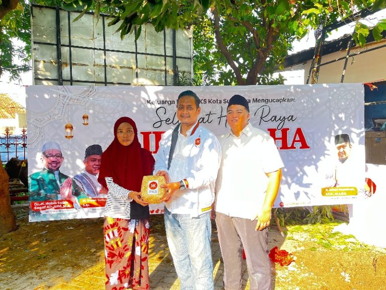 Peduli dan Ramah Lingkungan PKS Kota Surabaya Sebar Paket Hewan Kurban Idul Adha 1445H Pakai Kemasan Besek