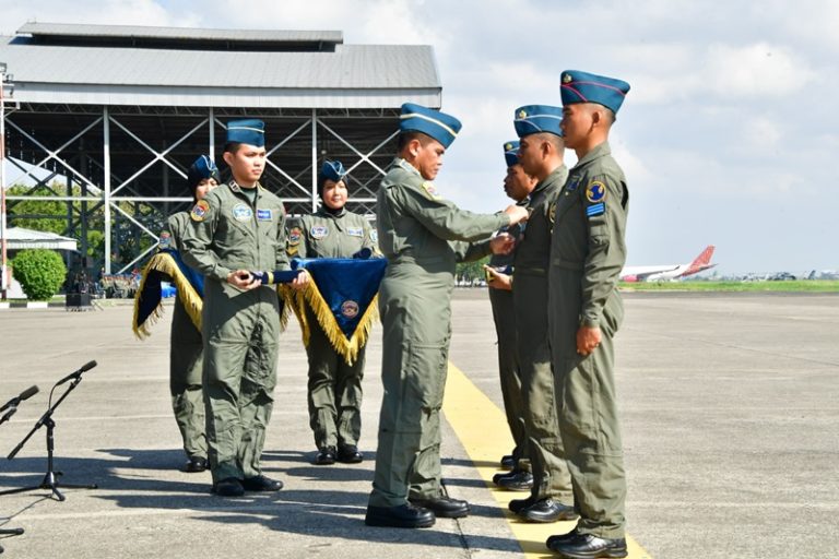 Kasal Sematkan Brevet Kehormatan Penerbangan kepada Tujuh Pati TNl AL