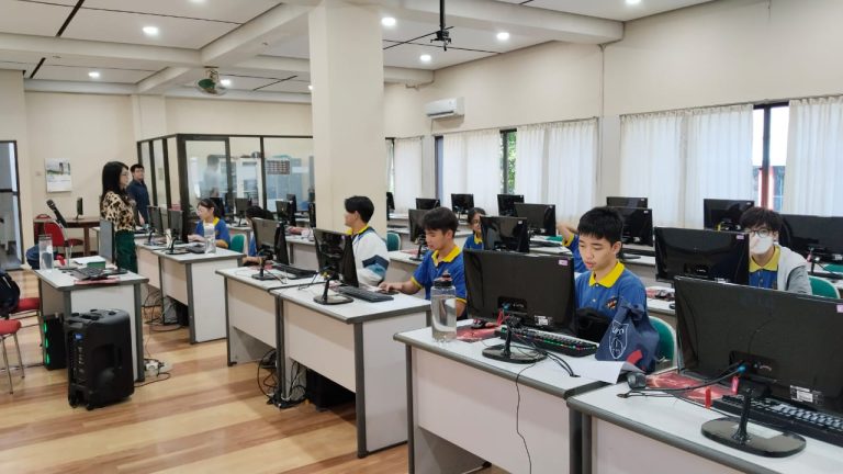 ISTTS Berbagi Ilmu dan Pengalaman dengan Siswa SMPTK Pelangi Kristus