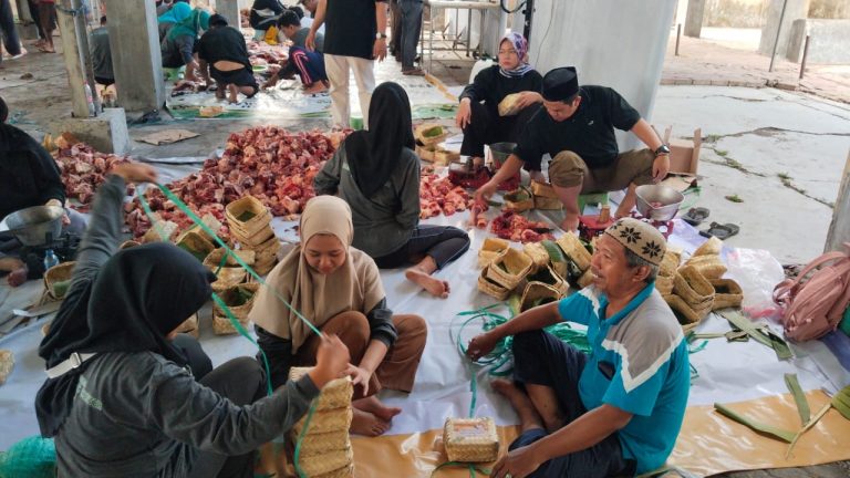 Go Green! Masjid Raya Islamic Center Surabaya Gunakan Besek Bambu untuk Bungkus Daging Qurban