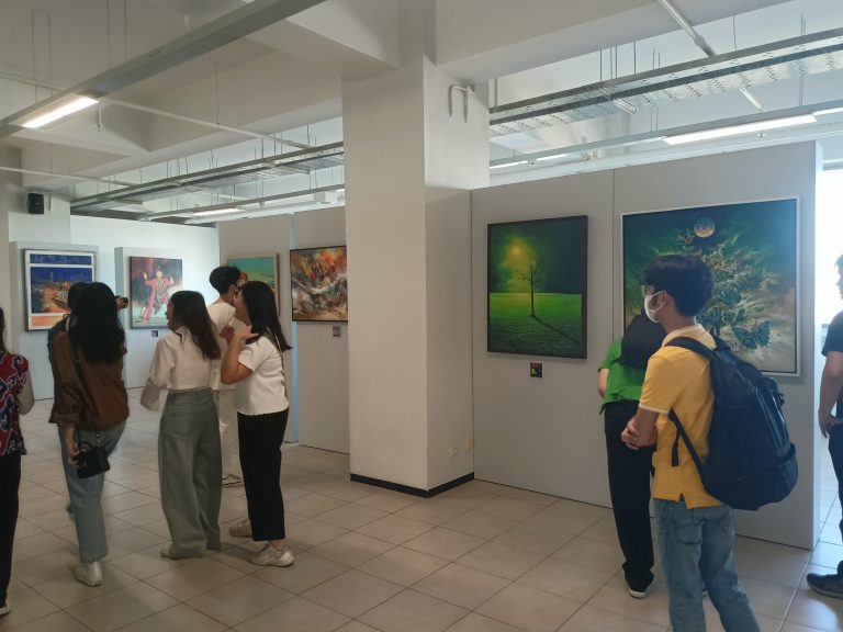 Memperkenalkan Seni Lokal kepada Gen Z: Pameran Lukis “Rendezvous” Digelar di Universitas Kristen Petra