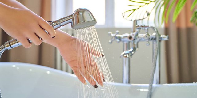 Mana Yang Lebih Baik untuk Kesehatan, Mandi Air Hangat Atau Dingin?