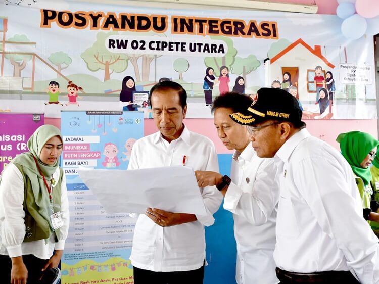 Tinjau Posyandu, Jokowi Minta Semua Pihak Kerja Keras Capai Target Penurunan Angka Stunting 14 Persen