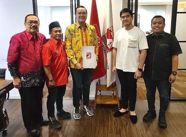Kaesang Beri Surat Tugas Bayu Airlangga Maju Pilwali Surabaya 2024