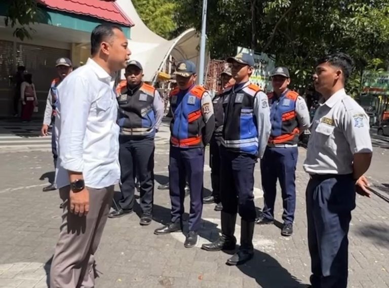 Eri Cahyadi ke Jukir Liar : Jok Nemen-Nemen, Ngerusak Suroboyo Awakmu Iki