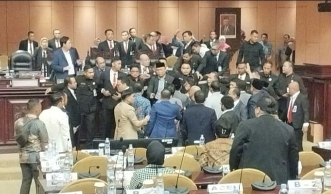 Rapat Paripurna DPD Ricuh