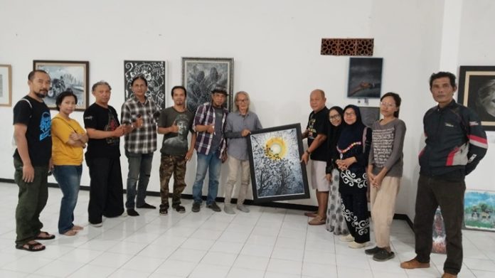 Pameran Black and White