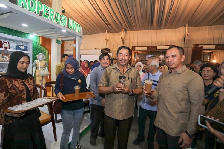 Promosikan Kopi Lokal, Pj Gubernur dan Pj Ketua Dekranasda Ngopi di Jateng Fair 2024