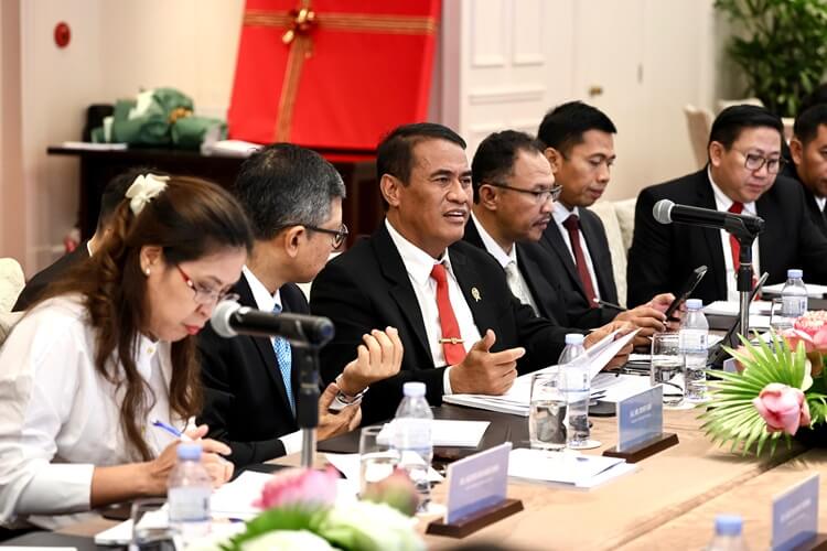 Mentan Amran Ajak Vietnam Investasi Peternakan Sapi Perah di Indonesia