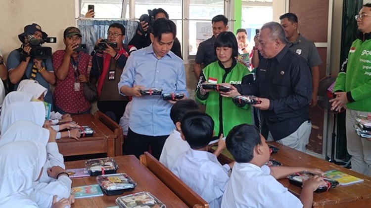 Gibran Uji Coba Makan Bergizi Gratis di SD Sentul Bogor sampai Oktober