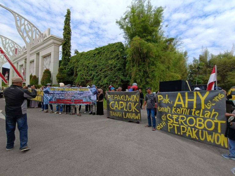 Keluarga Ahli Waris Gelar Aksi di Depan Perumahan Grand Pakuwon Surabaya