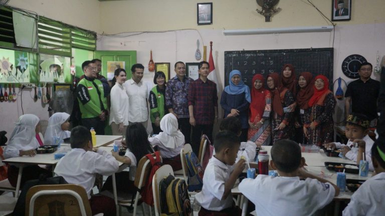 Gibran Blusukan Uji Coba Makan Bergizi Gratis di Surabaya, ini Menu Seharga Lima Belas Ribu Rupiah
