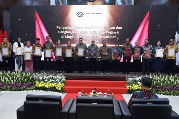 Seskab Pramono Anung Serahkan Anugerah Tanda Kehormatan Bagi Pegawai di Sekretariat Kabinet